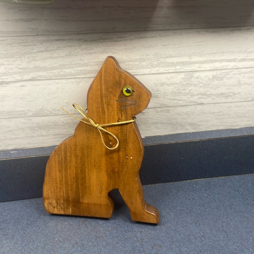 Wooden vintage cat